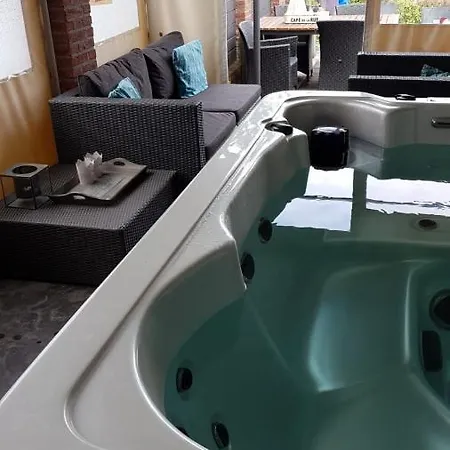 Het Gildehuis Met Sauna En Jacuzzi 아파트 Stevensweert